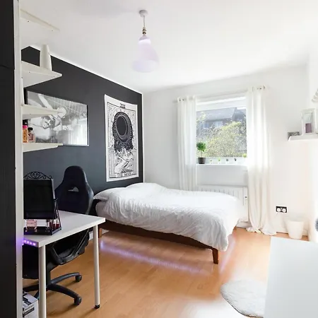 Welcoming, Fancy And Wide Bedroom In Privatunterkunft *