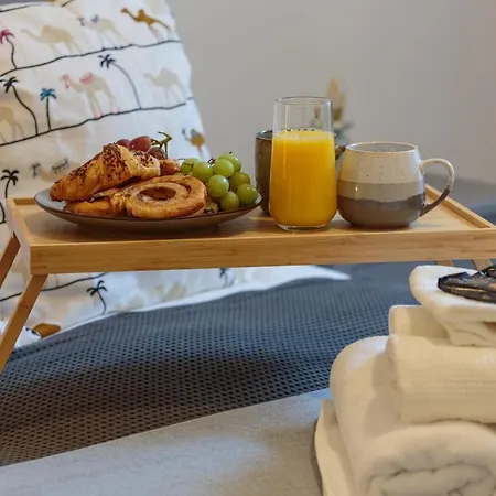 Stylish At The Edge Of Meadows Park