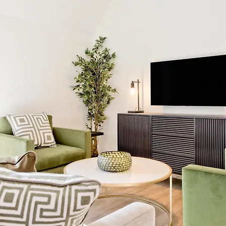 Newly Reno'd 2 Bed With Free Parking Apartment