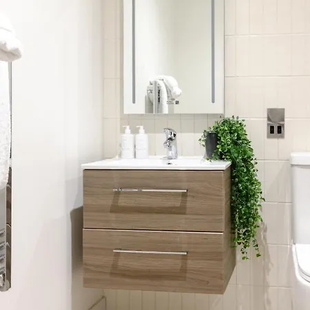 Heeton Concept Queen Street 4*