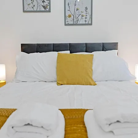 Wonderful & Comfy 2 Bedroom - Close To Centre - Free Parking Apartment *