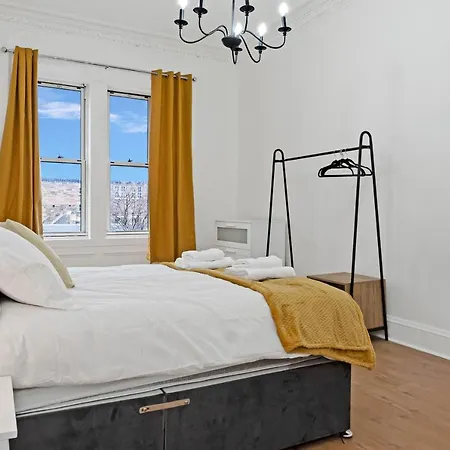 Wonderful & Comfy 2 Bedroom - Close To Centre - Free Parking Apartment