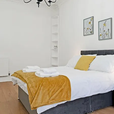 Wonderful & Comfy 2 Bedroom - Close To Centre - Free Parking Apartment *