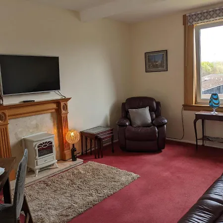 Large 3 Bedroom Apartment/flat In Ideal Location Apartment *