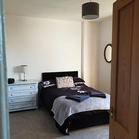 Apartment Large 3 Bedroom Apartment/flat In Ideal Location