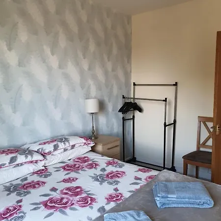 Large 3 Bedroom Apartment/flat In Ideal Location *