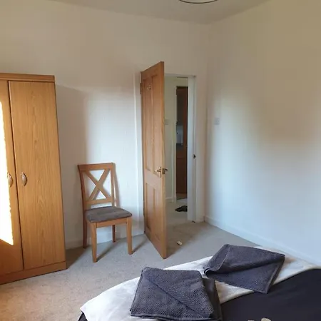 Apartment Large 3 Bedroom Apartment/flat In Ideal Location *