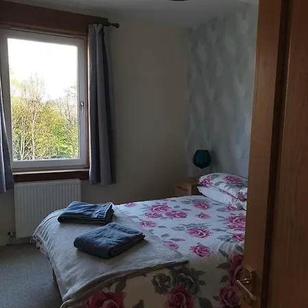 Large 3 Bedroom Apartment/flat In Ideal Location *