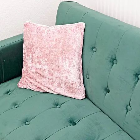 Wonderful & Comfy 2 Bedroom - Close To Centre - Free Parking Apartment *