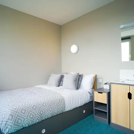8 Roxburgh Apartment *