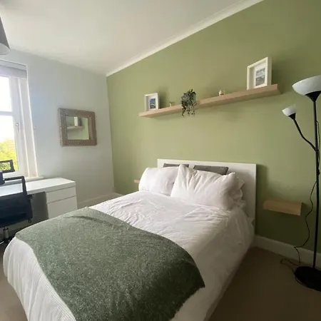 Pass The Keys Homely 2 Bed Flat Near City Centre - Free Parking דירה