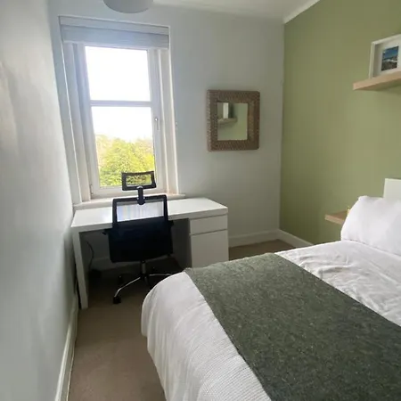 Pass The Keys Homely 2 Bed Flat Near City Centre - Free Parking דירה