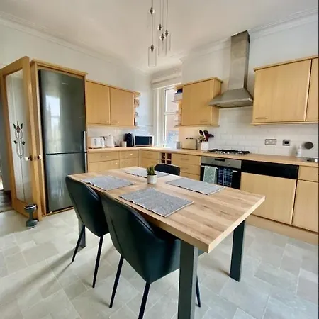 Pass The Keys Homely 2 Bed Flat Near City Centre - Free Parking אדינבורו