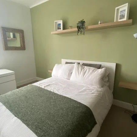 Pass The Keys Homely 2 Bed Flat Near City Centre - Free Parking Edinburgh