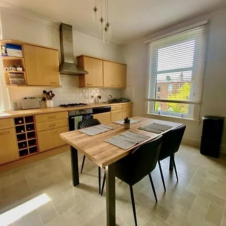 Pass The Keys Homely 2 Bed Flat Near City Centre - Free Parking דירה