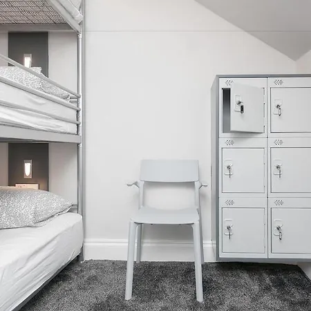 Hostel West End *