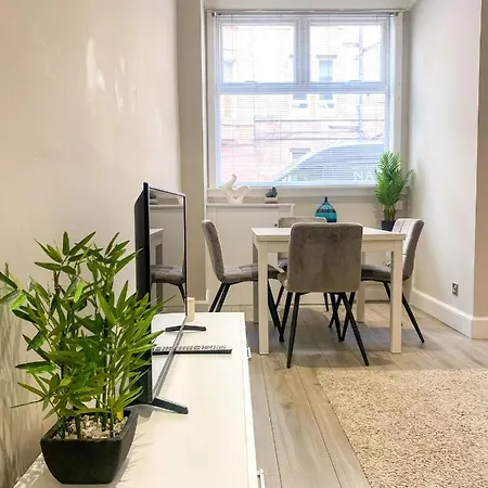 Apartment Stunning, Refurbished 2 Bed - Free Street Parking