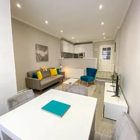 Stunning, Refurbished 2 Bed - Free Street Parking Apartment Edinburgh