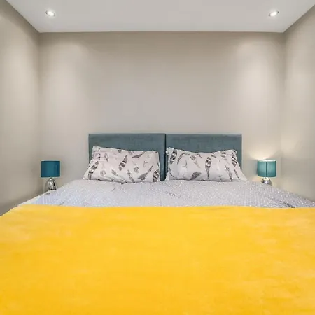 Heart Of Edinburgh's Old Town - Modern 2 Bedroom & Lift - Old Fishmarket Close. * Edinburgh