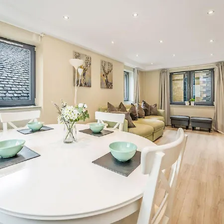 Heart Of Edinburgh's Old Town - Modern 2 Bedroom & Lift - Old Fishmarket Close.