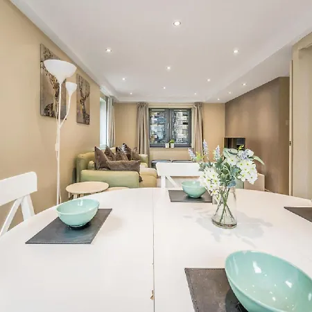 Heart Of Edinburgh's Old Town - Modern 2 Bedroom & Lift - Old Fishmarket Close.