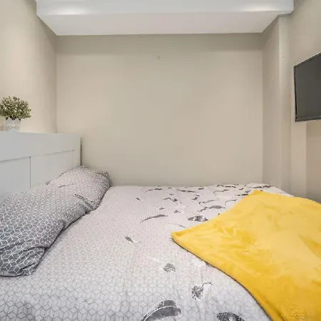 Heart Of Edinburgh's Old Town - Modern 2 Bedroom & Lift - Old Fishmarket Close. Apartment