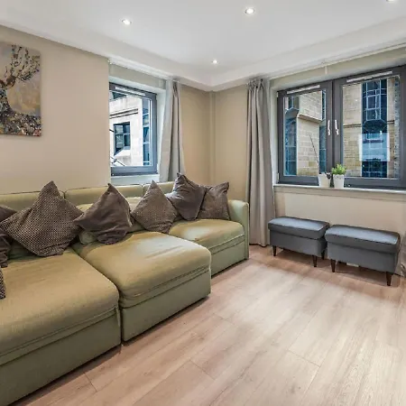 Heart Of Edinburgh's Old Town - Modern 2 Bedroom & Lift - Old Fishmarket Close. *