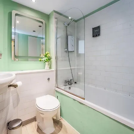 Heart Of Edinburgh's Old Town - Modern 2 Bedroom & Lift - Old Fishmarket Close.