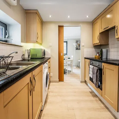 Heart Of Edinburgh's Old Town - Modern 2 Bedroom & Lift - Old Fishmarket Close. Apartment Edinburgh