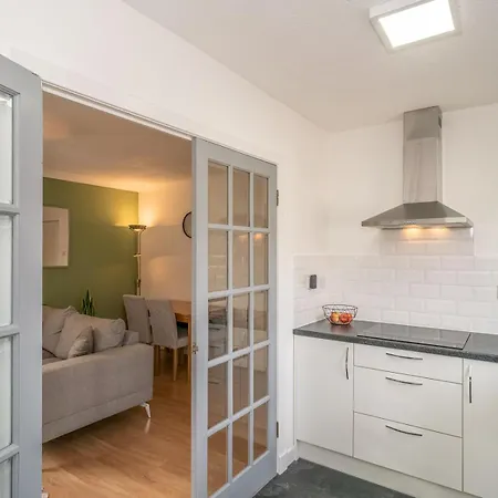 Pass The Keys Modern Flat Near Airport And Town, Free Parking *