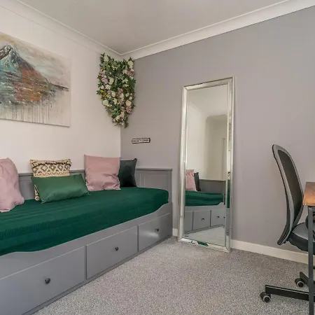 Pass The Keys Modern Flat Near Airport And Town, Free Parking Apartment Edinburgh