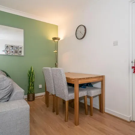 Pass The Keys Modern Flat Near Airport And Town, Free Parking *