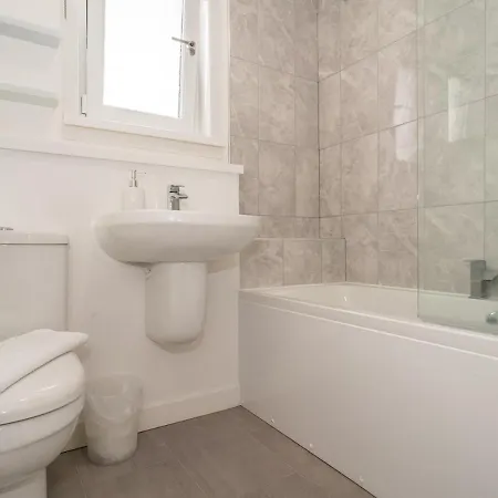 Apartment Pass The Keys Modern Flat Near Airport And Town, Free Parking *
