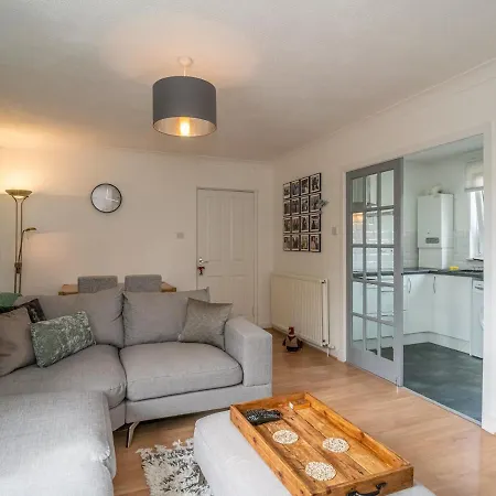 Pass The Keys Modern Flat Near Airport And Town, Free Parking
