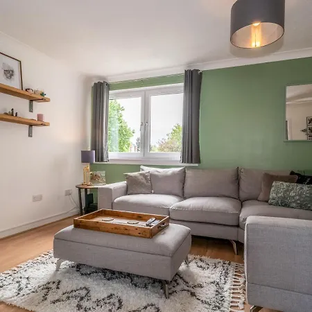 Pass The Keys Modern Flat Near Airport And Town, Free Parking *