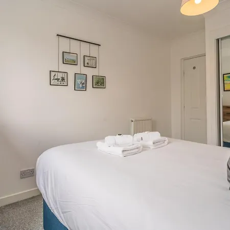 Pass The Keys Modern Flat Near Airport And Town, Free Parking Apartament