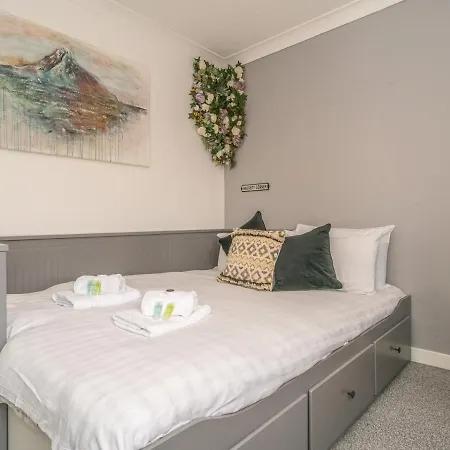Apartment Pass The Keys Modern Flat Near Airport And Town, Free Parking *