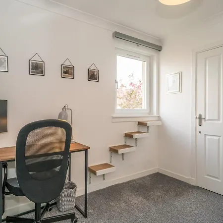Pass The Keys Modern Flat Near Airport And Town, Free Parking Apartment Edinburgh