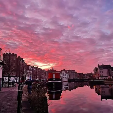 The Cooperage No 6, The Shore Apartment Edinburgh