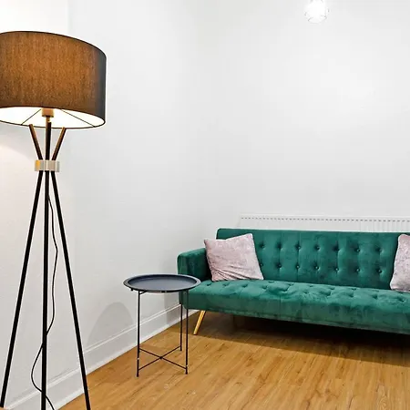 Wonderful & Comfy 2 Bedroom - Close To Centre - Free Parking Apartment