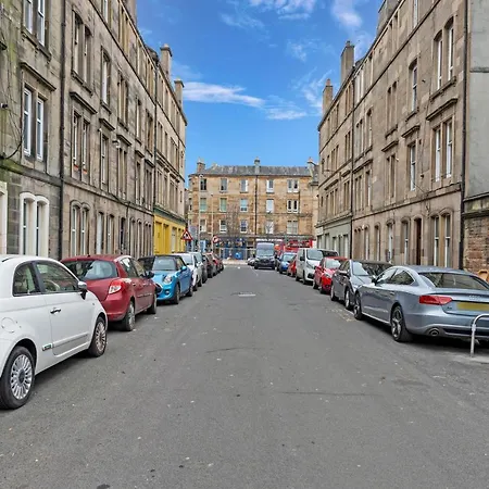 Wonderful & Comfy 2 Bedroom - Close To Centre - Free Parking Apartment