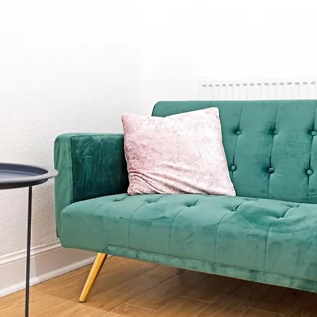 Wonderful & Comfy 2 Bedroom - Close To Centre - Free Parking