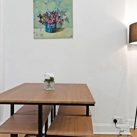 Wonderful & Comfy 2 Bedroom - Close To Centre - Free Parking