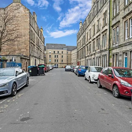 Wonderful & Comfy 2 Bedroom - Close To Centre - Free Parking Apartment *
