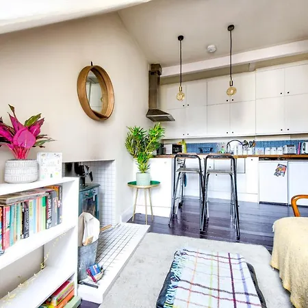 Guestready - Vibrant Attic Apt In Lovely Leith Appartement