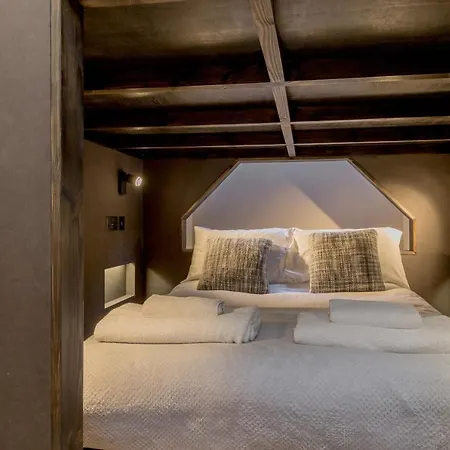 Апартаменты Bohemian Luxury In The Heart Edinburghs Leith District *