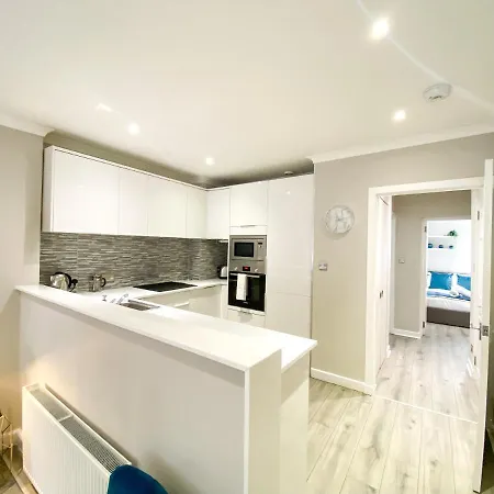 Stunning, Refurbished 2 Bed - Free Street Parking * Edinburgh