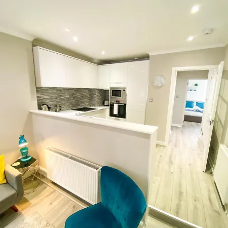 Stunning, Refurbished 2 Bed - Free Street Parking *