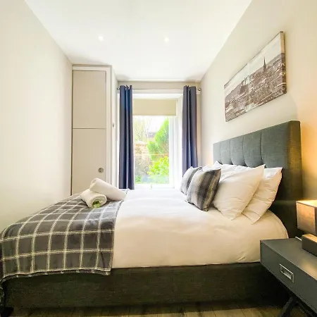 Apartment Stunning, Refurbished 2 Bed - Free Street Parking