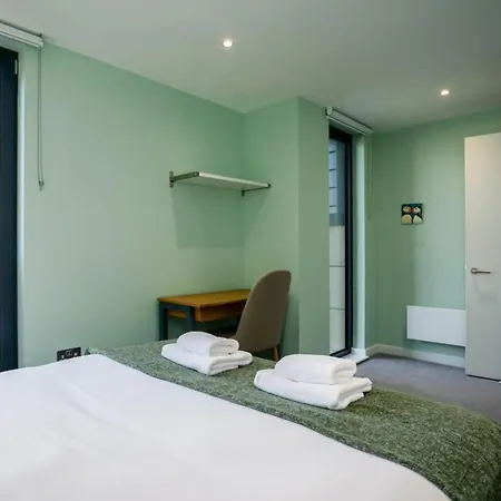 Amazing 2 Bedroom With Views Of Castle Apartment